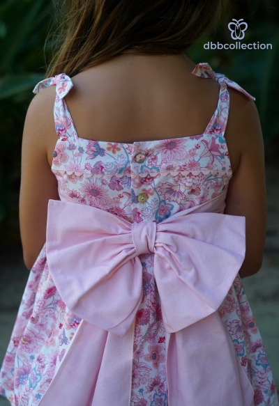 Розова рокля с флорален десен